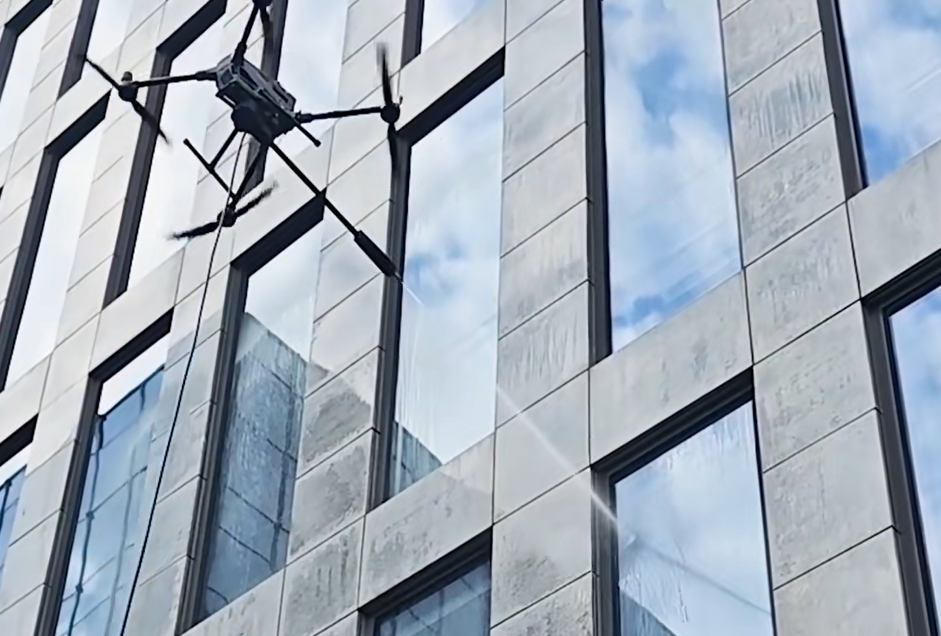 image.png 高楼玻璃清洗无人机M400系留照明